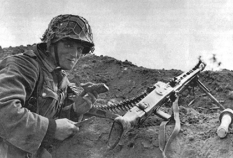 Soldado alemán con ametralladora ligera MG42 que tiene una rotura